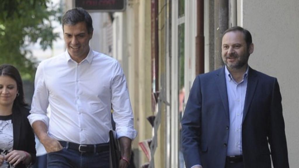 Lastra, junto a Sánchez y Ábalos en la calle Ferraz tras las primarias.