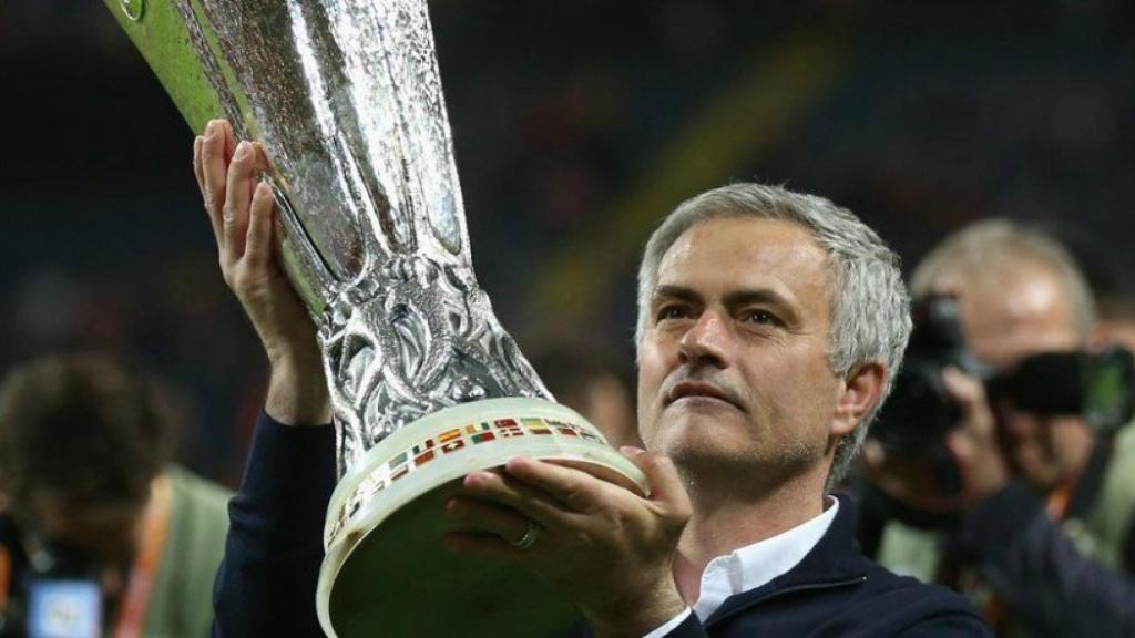 Mourinho alzando la Copa de la Europa League. Foto. Twitter (@EuropaLeague)