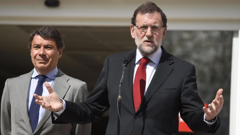 El presidente del Gobierno, Mariano Rajoy, junto al expresidente madrileño, Ignacio González.