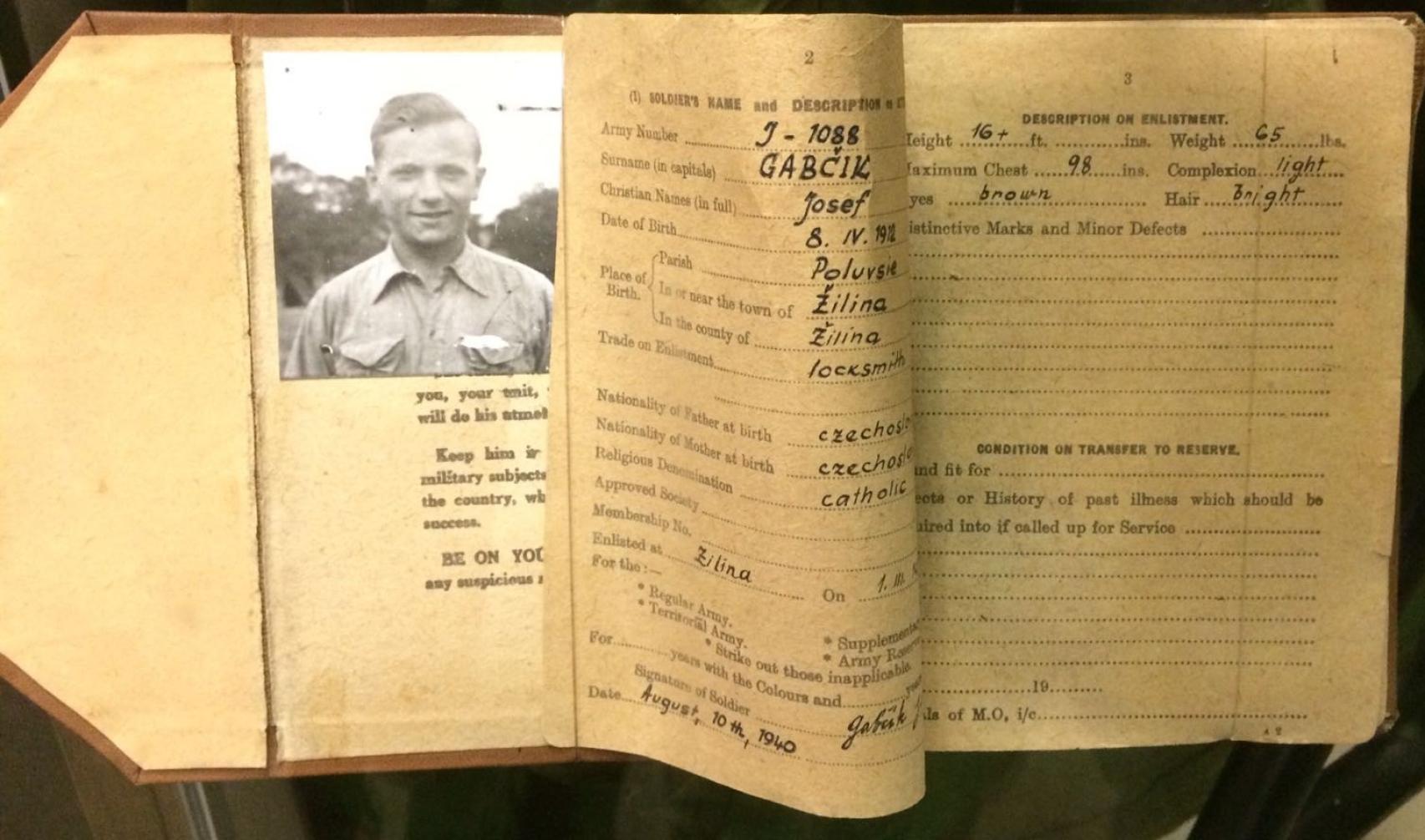 Carné militar de Gabčík.