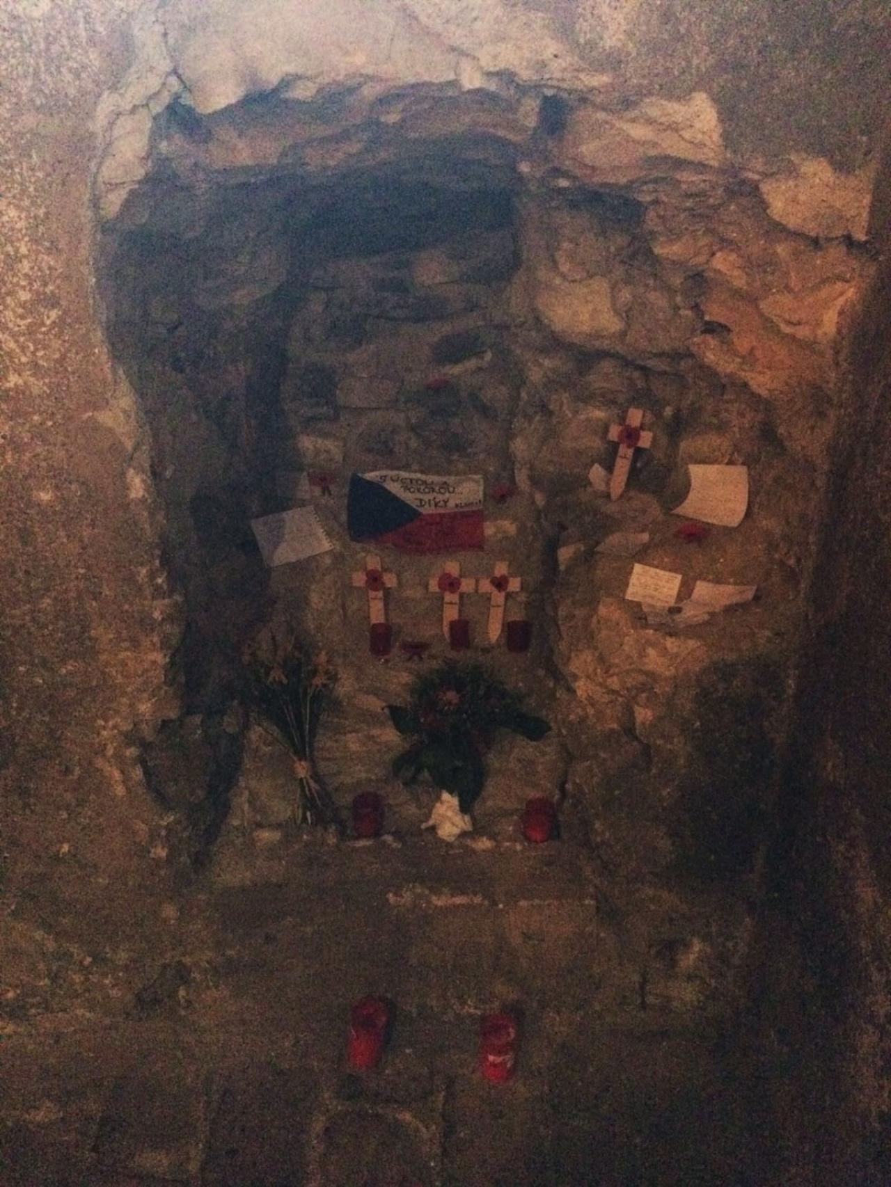 Agujero que los paracaidistas trataron de excavar para salir de la cripta.