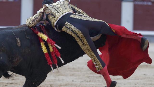 Instante en el que Talavante sufre la cornada