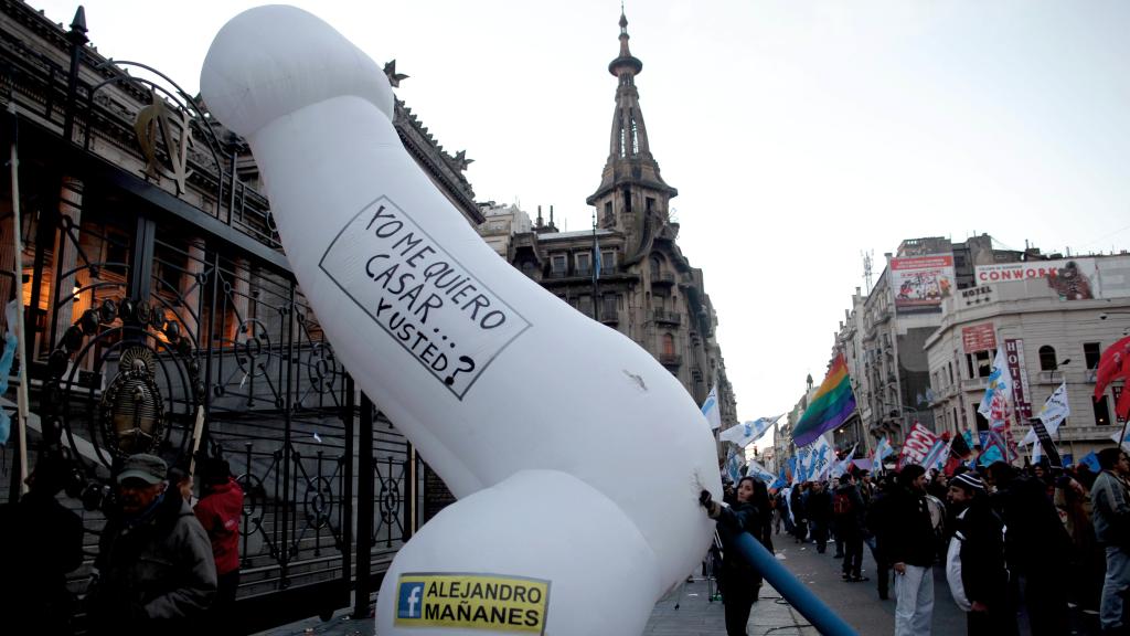 Un pene gigante para reivindicar el matrimonio homosexual.