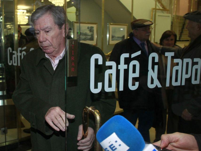 José Luis Corcuera saliendo de un bar de Madrid.