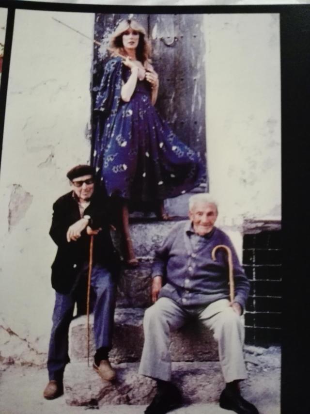 Una modelo de Armin y Stuart posa junto a dos ancianos ibicencos