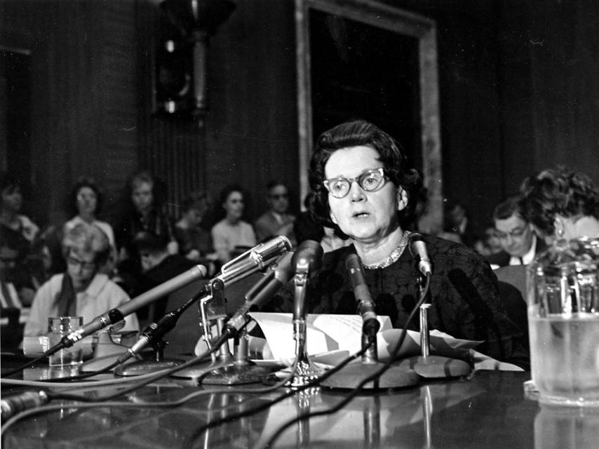 Rachel Carson testificando ante un subcomité del Senado sobre pesticidas.
