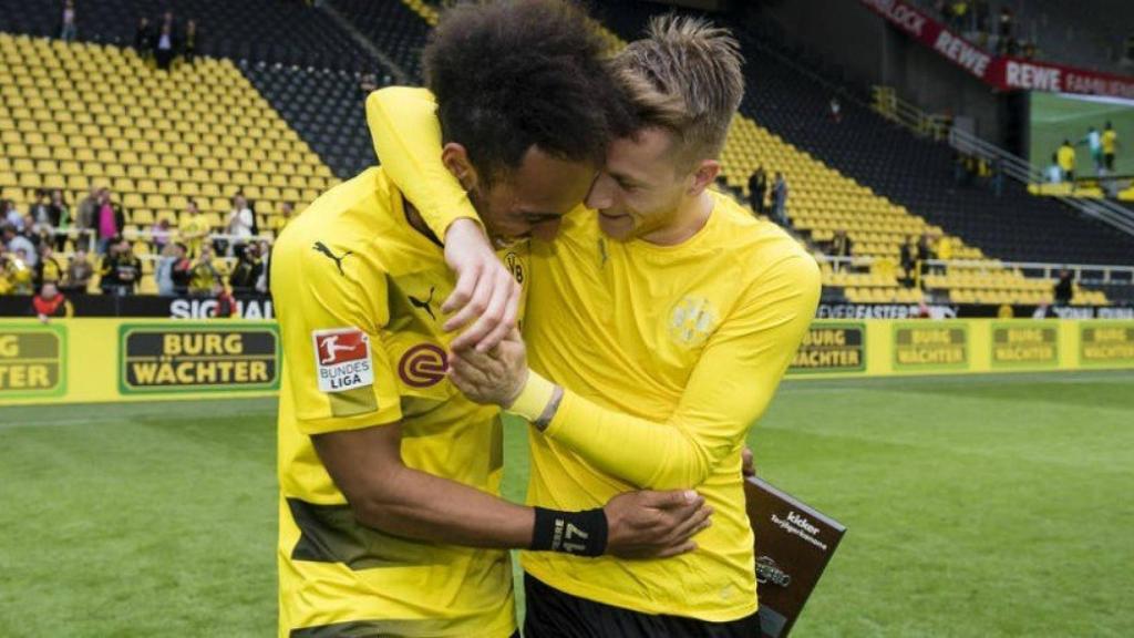 Aubameyang se abraza con Reus después de un partido. Foto: bvb.de