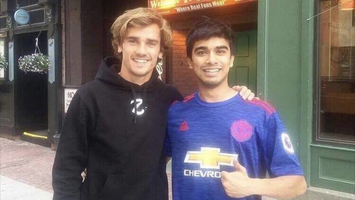 Griezmann ya posa junto a la camiseta del Manchester United
