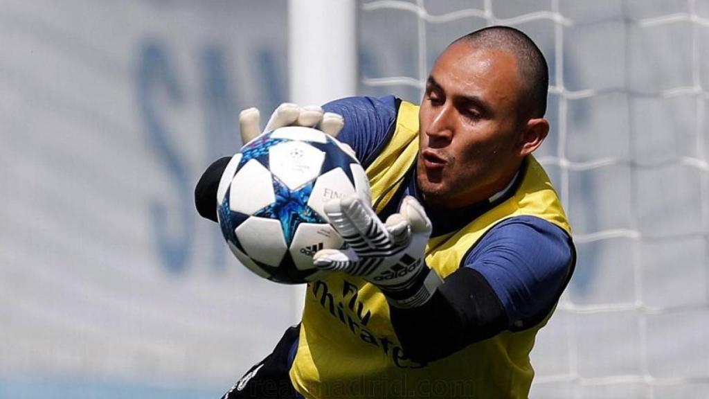 Keylor deteniendo el balón