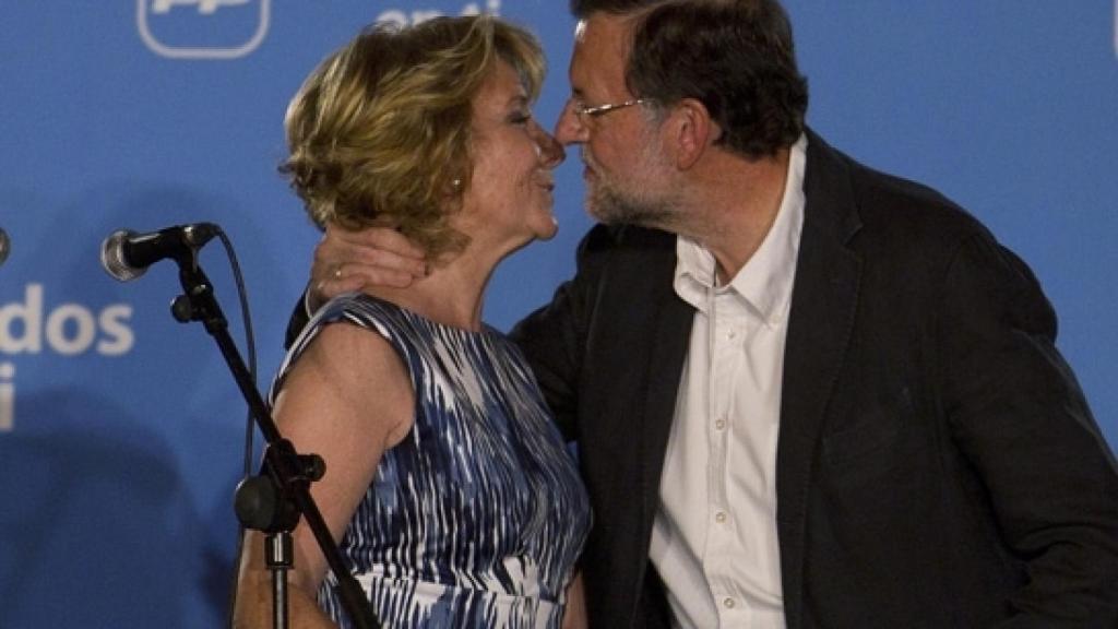 Mariano Rajoy saluda a la expresidenta madrileña Esperanza Aguirre.