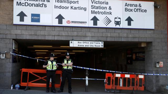 Oficiales de policía en el Manchester Arena.