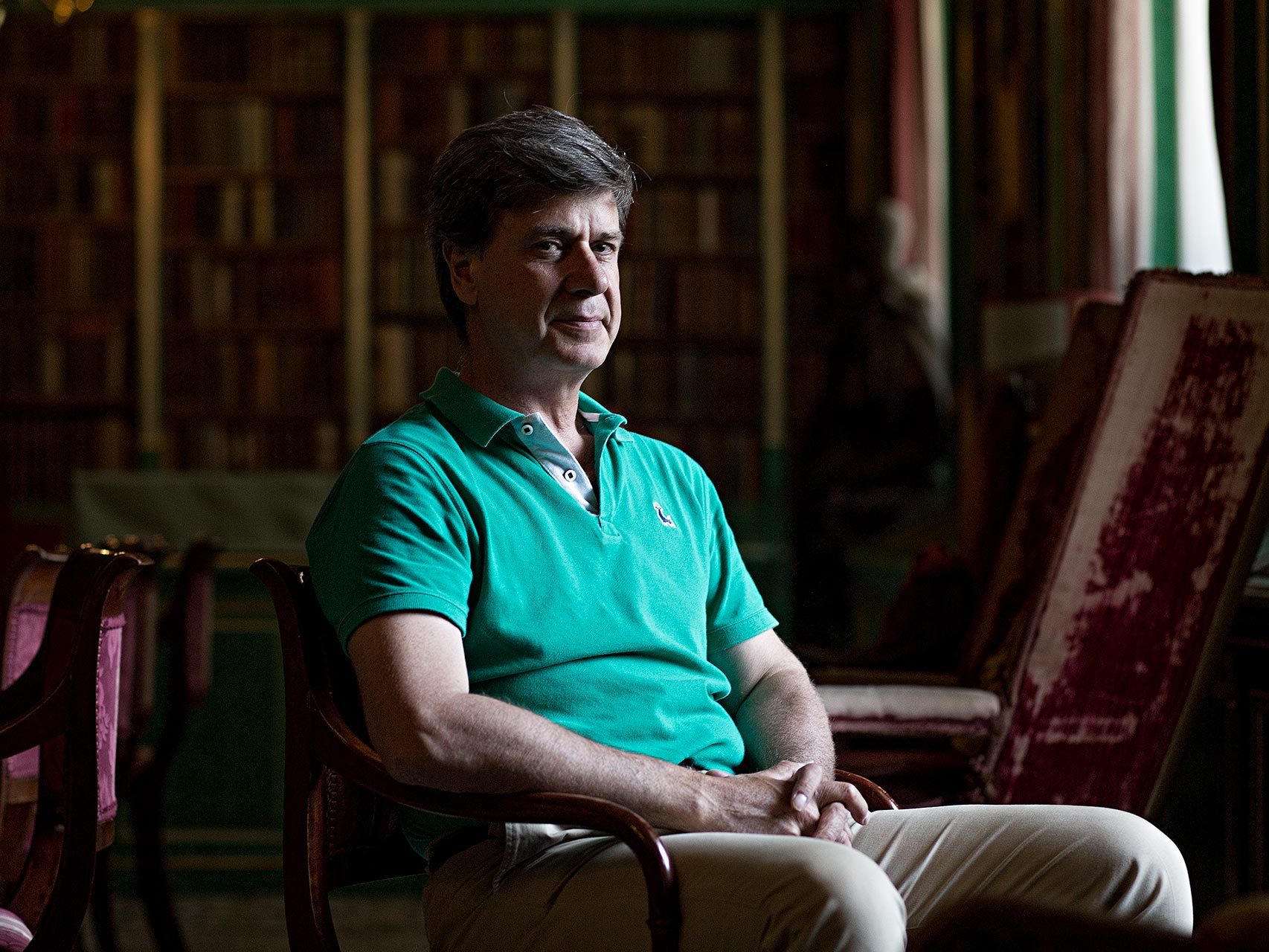 Cayetano Martínez de Irujo posa tras la entrevista.