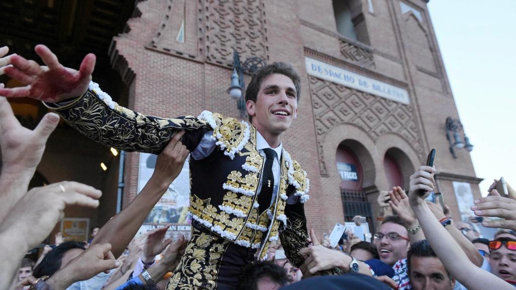 La muchedumbre quiere tocar a Ginés Marín, en volandas por la Puerta Grande de Madrid