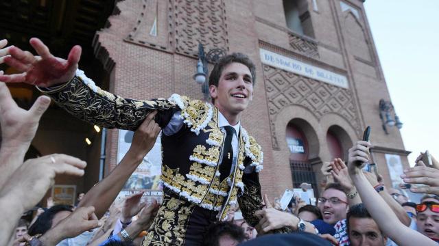 La muchedumbre quiere tocar a Ginés Marín, en volandas por la Puerta Grande de Madrid