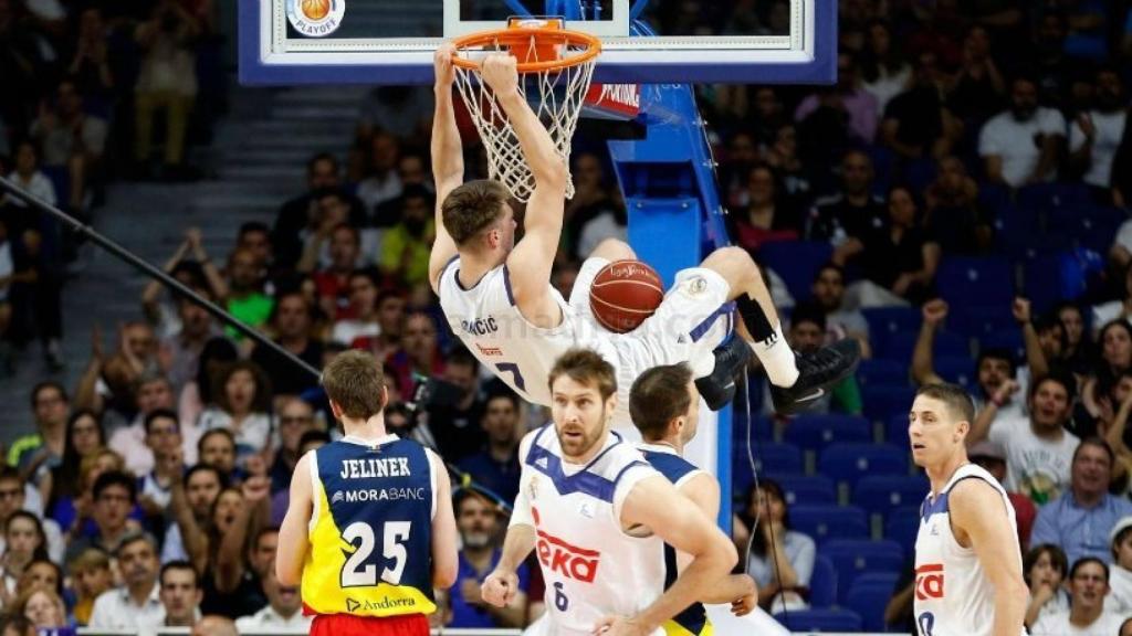 Doncic machaca el aro ante Morabanc Andorra
