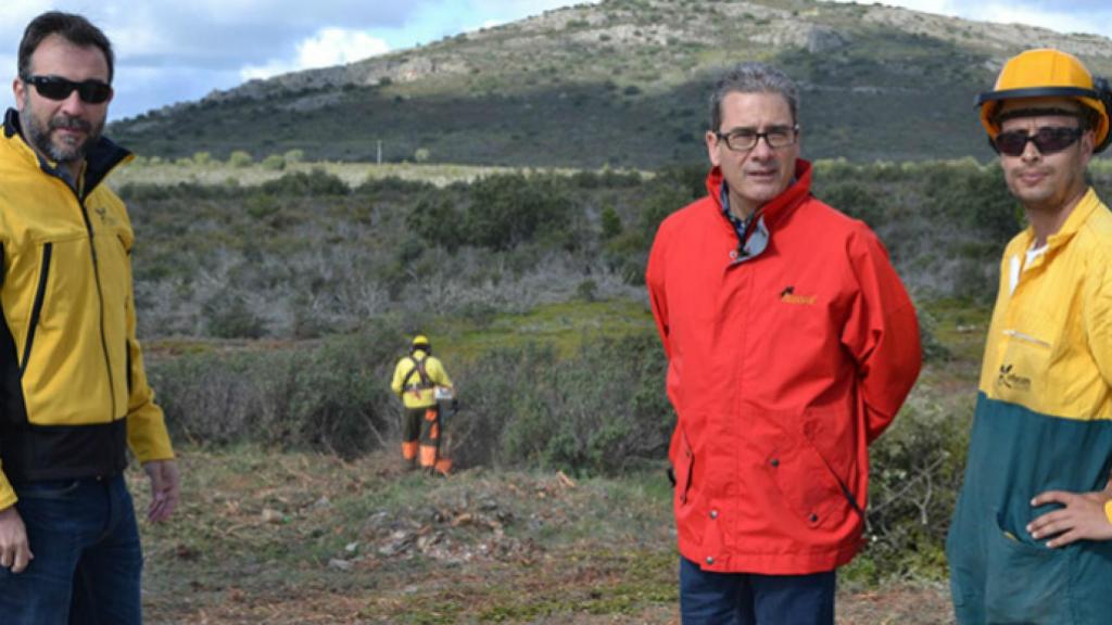 Santos López, de rojo, en el centro