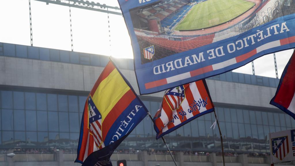 Las bufandas ondean en un comercio camino del Calderón.