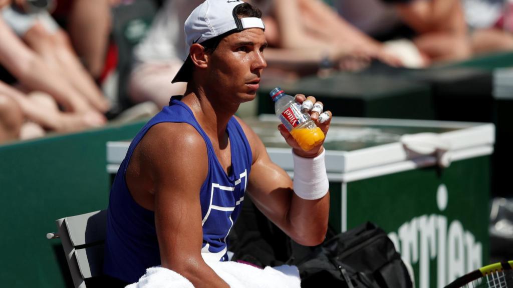 Nadal, descansando en un entrenamiento en Roland Garros.