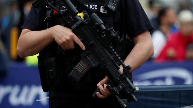 Un agente de policía de Manchester patrulla por la calle.