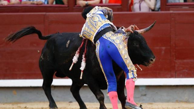 Adame entierra la espada a cuerpo limpio prendido del pitón de Hurtador