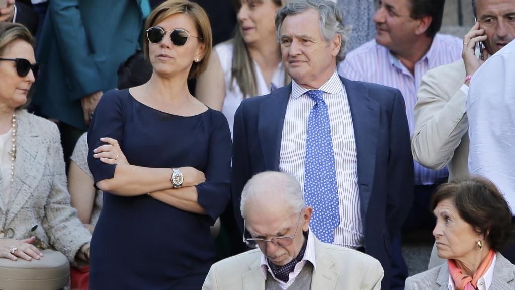 La ministra de Defensa e Ignacio López Hierro en una corrida de toros.