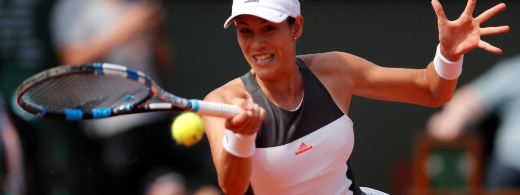 Muguruza, golpeando una derecha ante Schiavone.