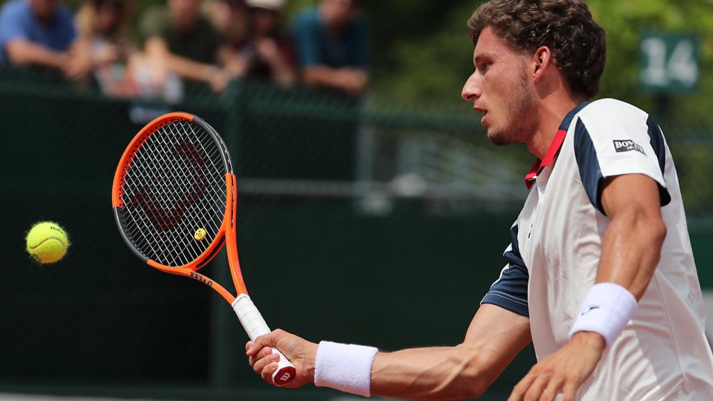 Carreño, voleando en Roland Garros.