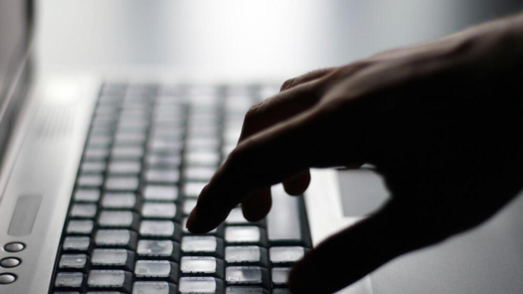 La Policía la lía en Twitter: “Cuidado con los subtítulos de series que te bajas”