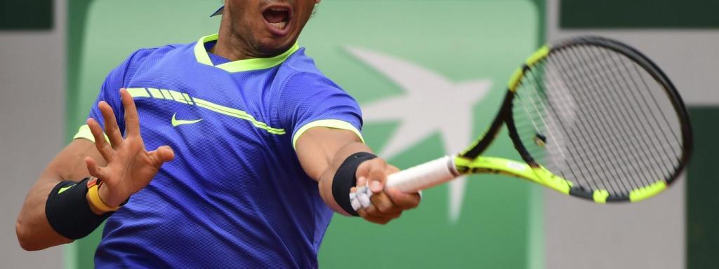 Nadal, golpeando una derecha ante Paire en Roland Garros.