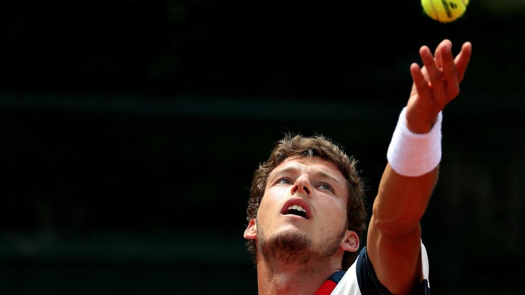 Carreño, al saque durante su primer partido en Roland Garros.