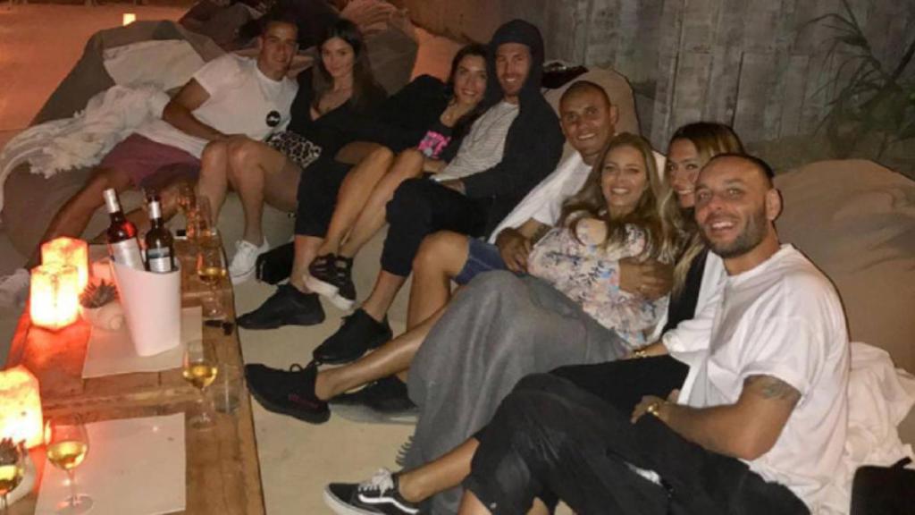 Lucas Vázquez, Ramos, Keylor y sus respectivas parejas pasan juntos el día de descanso. Foto: Instagram (@andreasalasb)