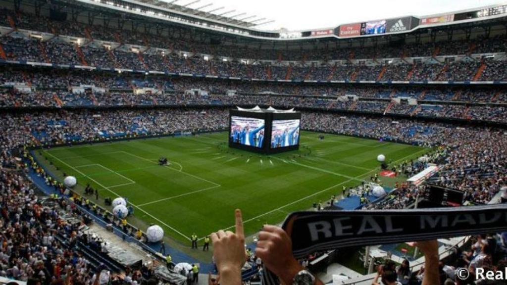 Pantallas gigantes del Bernabéu durante la final ante el Atlético de Madrid en Milán.