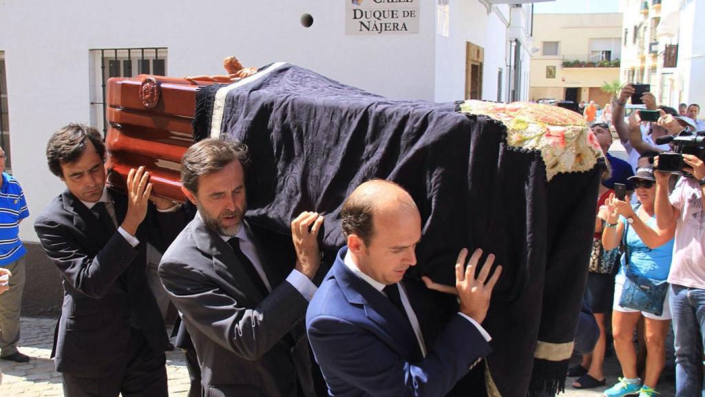 Los hijos de Ruiz-Mateos portan su féretro en Rota, su ciudad natal.