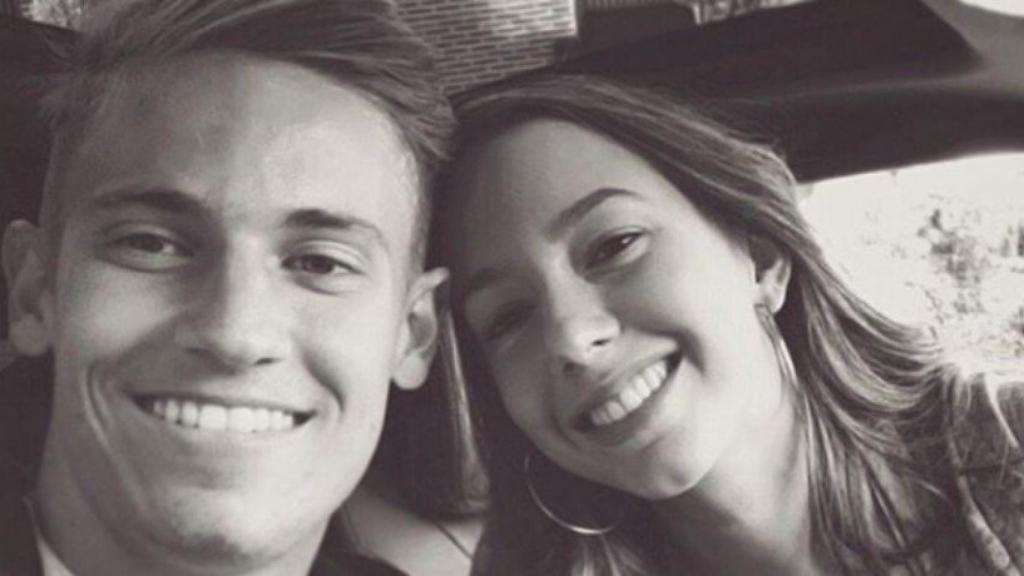 Llorente posa junto a su novia