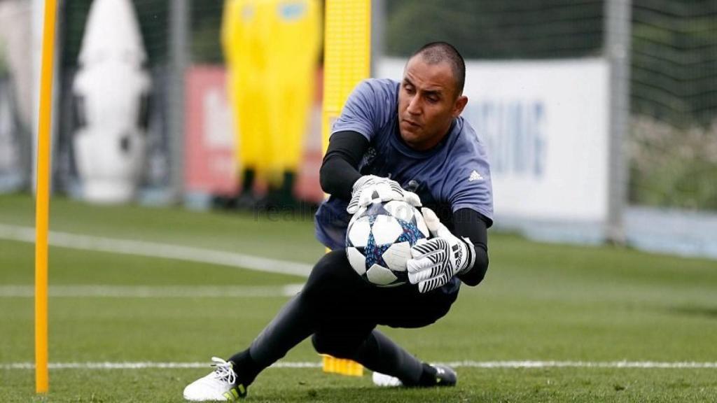 Keylor atrapa un balón