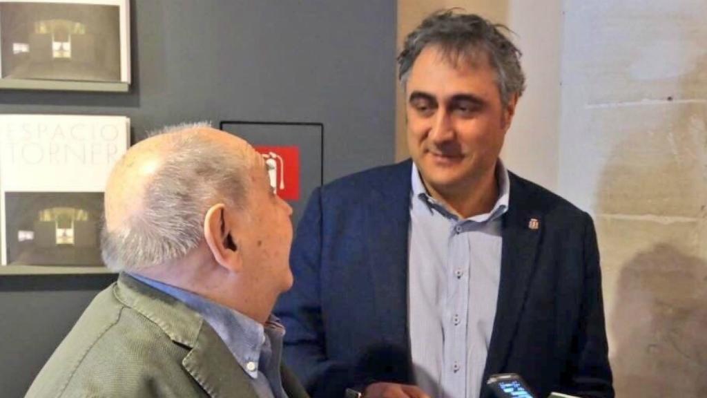 El artista conquense Gustavo Torner y el alcalde de la ciudad, Ángel Mariscal