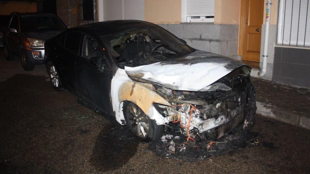 Un coche de Cabify incendiado por radicales.