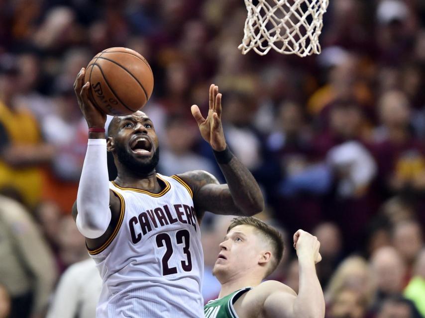 LeBron James en pleno intento de canasta ante los Celtics.