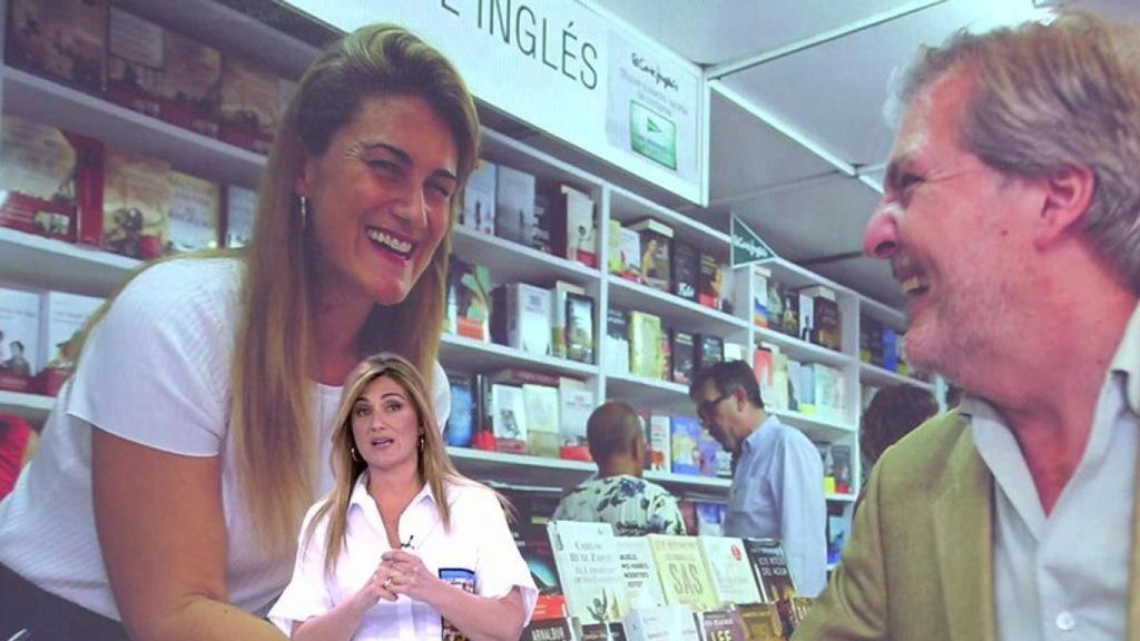 El ministro de Cultura visita a Carlota Corredera en su firma de libros