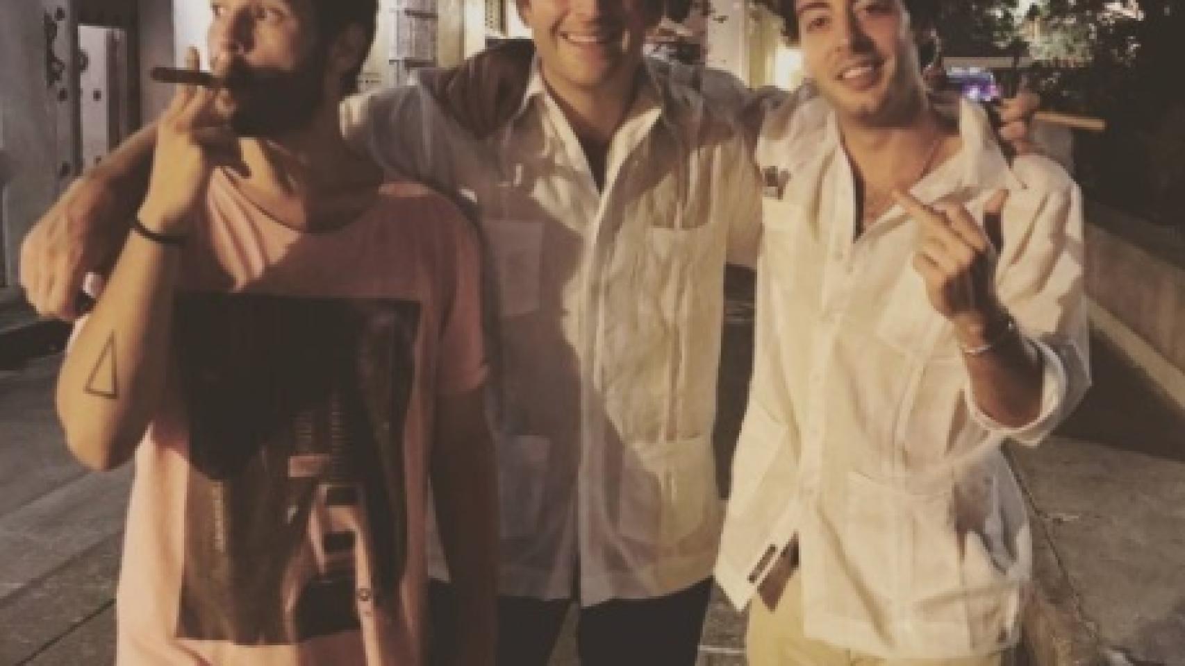 Willy Bárcenas, Antxón Carreño y un amigo disfrutan de la noche.