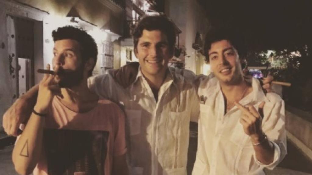 Willy Bárcenas, Antxón Carreño y un amigo disfrutan de la noche.