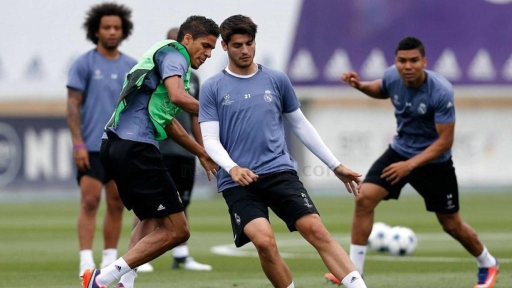 Morata y Varane pelean un balón