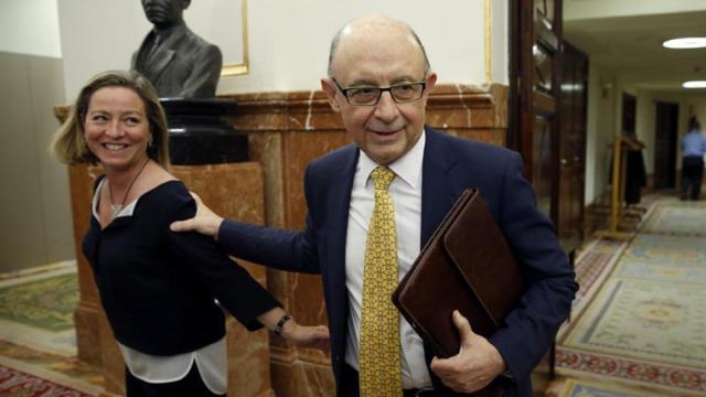Oramas saluda al ministro Montoro en el Pleno de Presupuestos.
