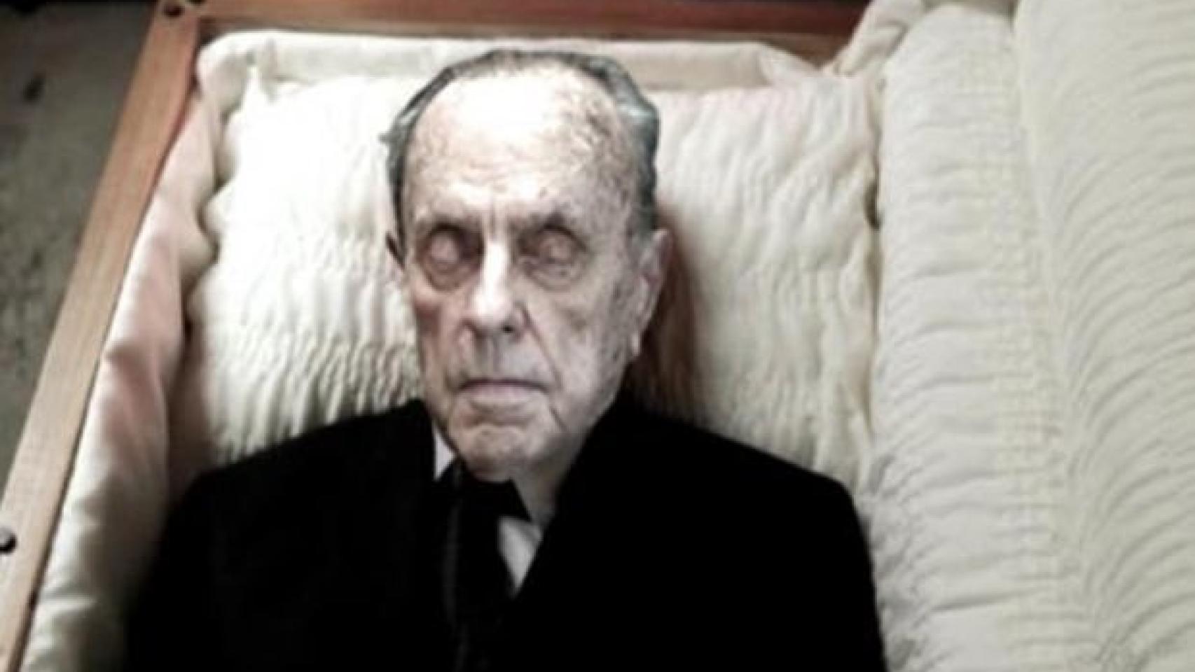 El fotomontaje de Manuel Fraga en un ataúd.