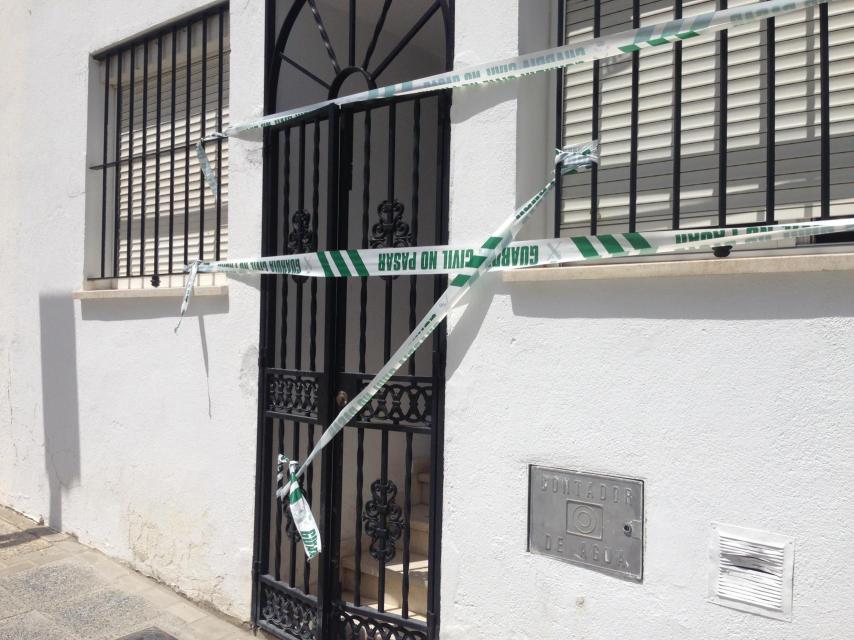 Portal de la casa en la que vivían Isidro, Sara y el hijo de ambos, de ocho meses.