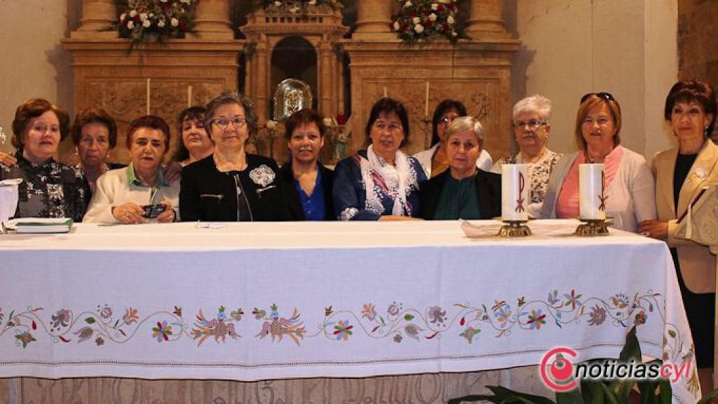 Alumnas y profesora del taller de Villoria con el bordado donado al pueblo
