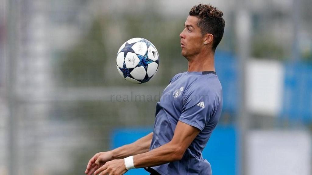 Cristiano controla un balón con el pecho
