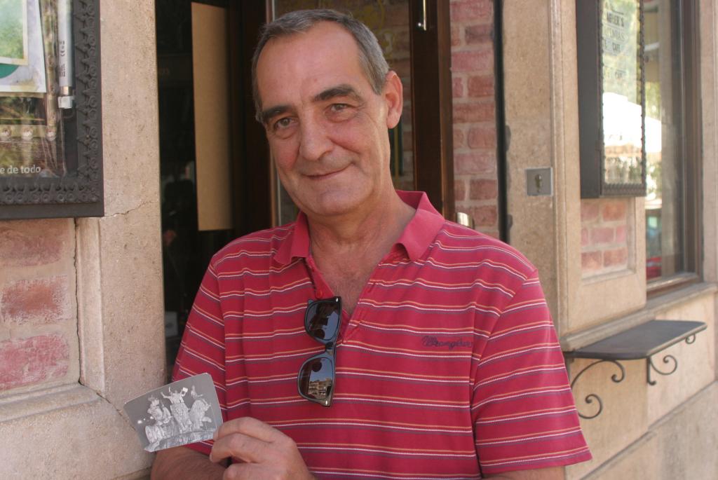 Jorge posa junto a la foto que acredita que se subieron a la Cibeles en 1984