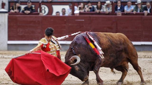 Derechazo de rodillas de López Simón, que tuvo el mejor lote