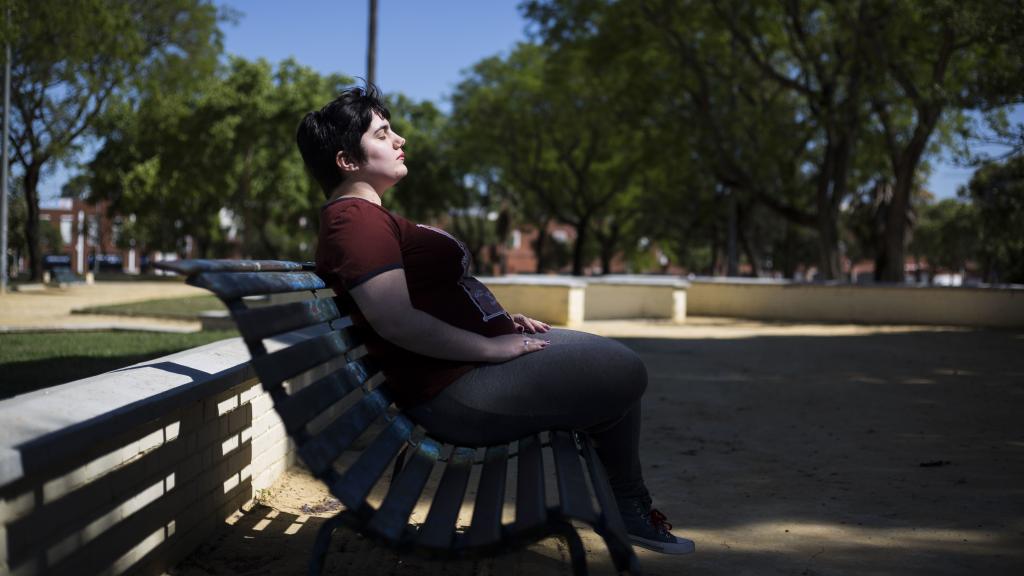 Miriam Casas, adolescente que busca refugio en los parques ante los estímulos de la ciudad.